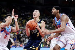 亚博包含广东宏远今晨战术微调，志在CBA季后赛名次提升，更衣室稳定，赛程密集仍需轮换的词条